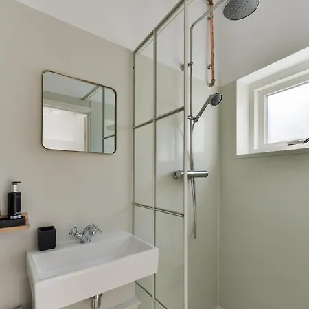 Loft With Light Garden 아파트 *